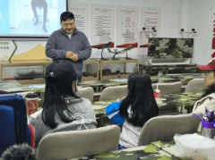 们积极举手、斗胆